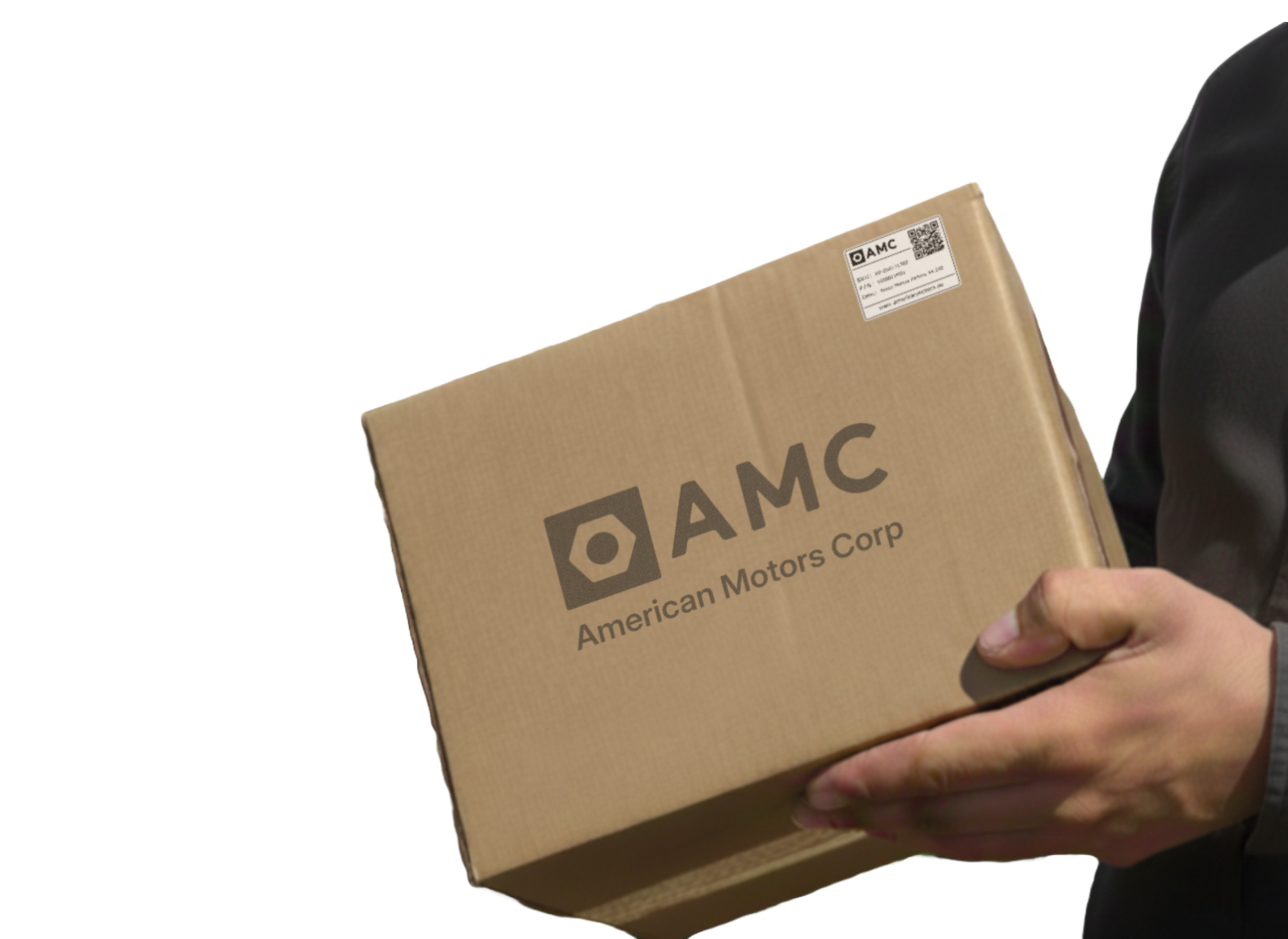 Primer plano de manos sosteniendo caja de AMC American Motors Corp en un campo de arándanos